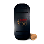 Balance Board artesanal en color negro con tipografía minimalista modelo Barcelona - Surfers Edición Minimal