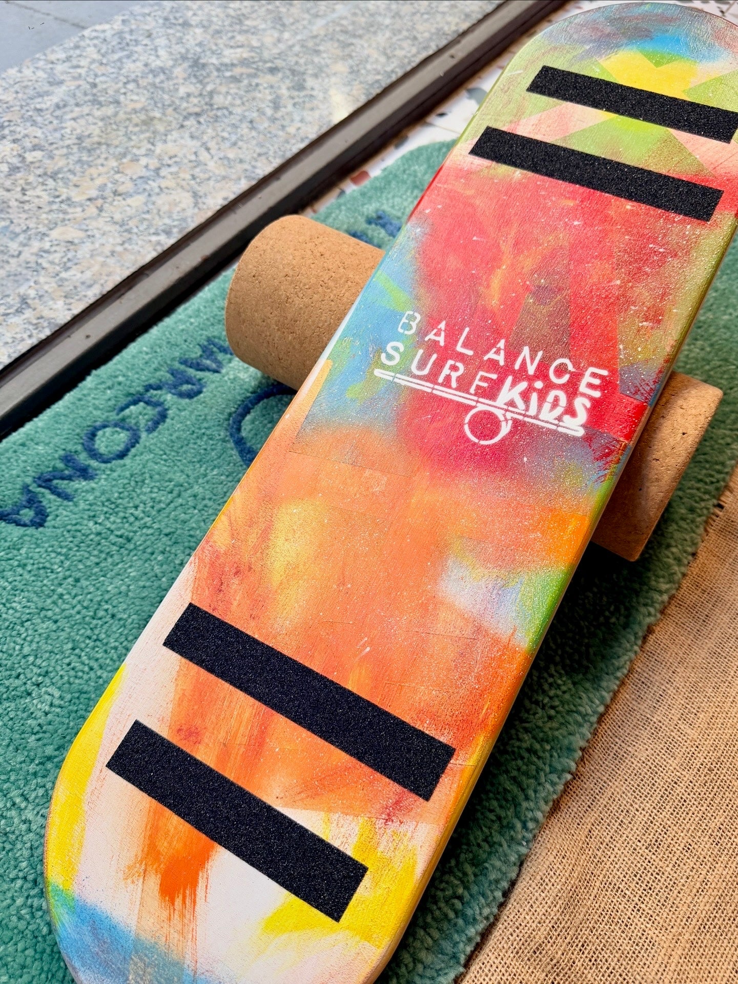 Balance Board para niños con arte estilo grafiti y lijas antideslizamiento, sobre un rodillo de corcho reciclado natural