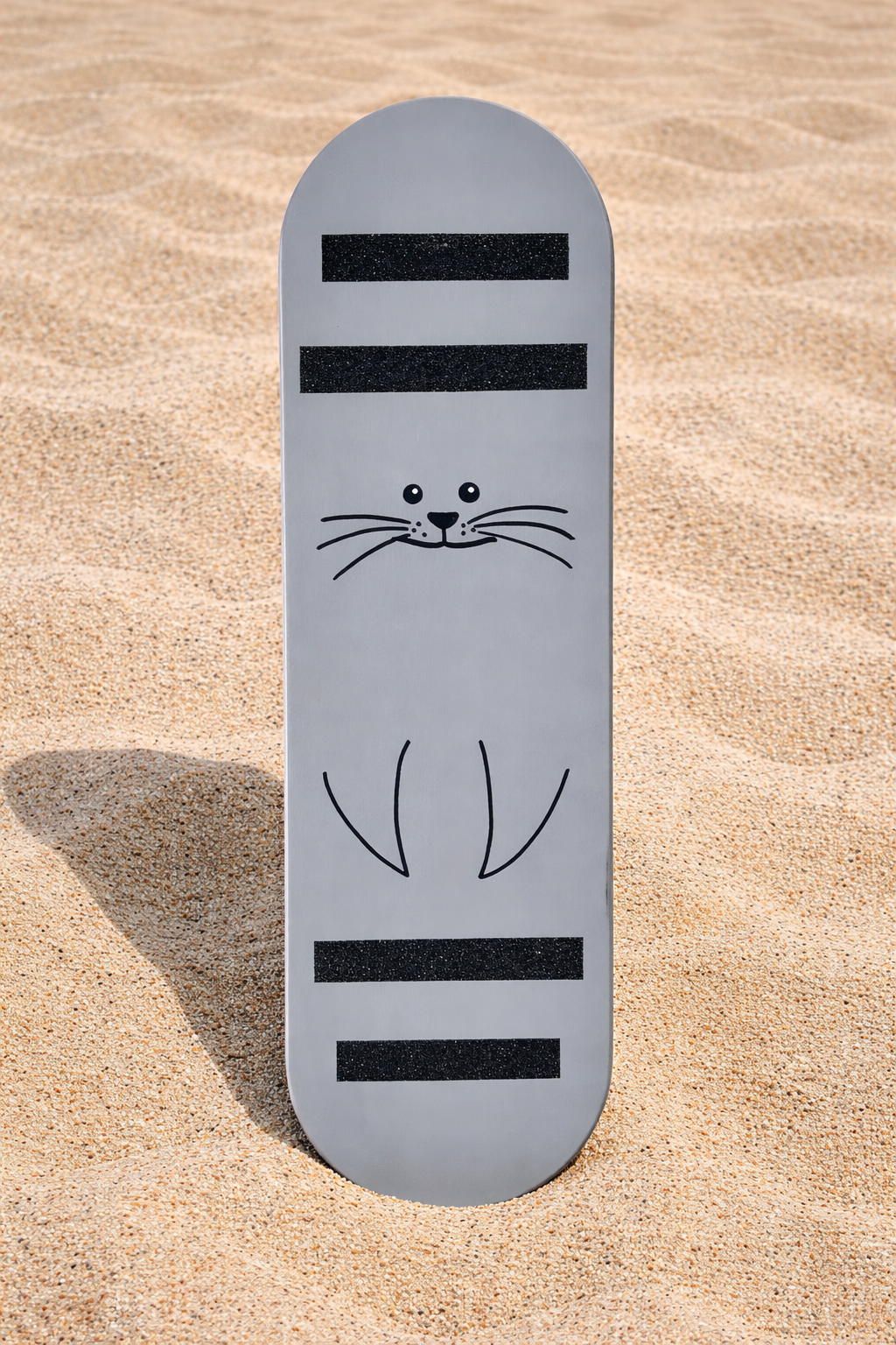 Balance board para niños con diseño de foca gris, tabla artesanal de 68x18cm con logo de SurfKids y superficie de agarre segura para entrenamiento psicomotriz.