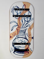 Edición de Autor por Nahia: balance board artesanal con diseño floral de estilo lineal en azul cobalto, detalles de formas orgánicas y bandas antideslizantes negras integradas en el diseño.