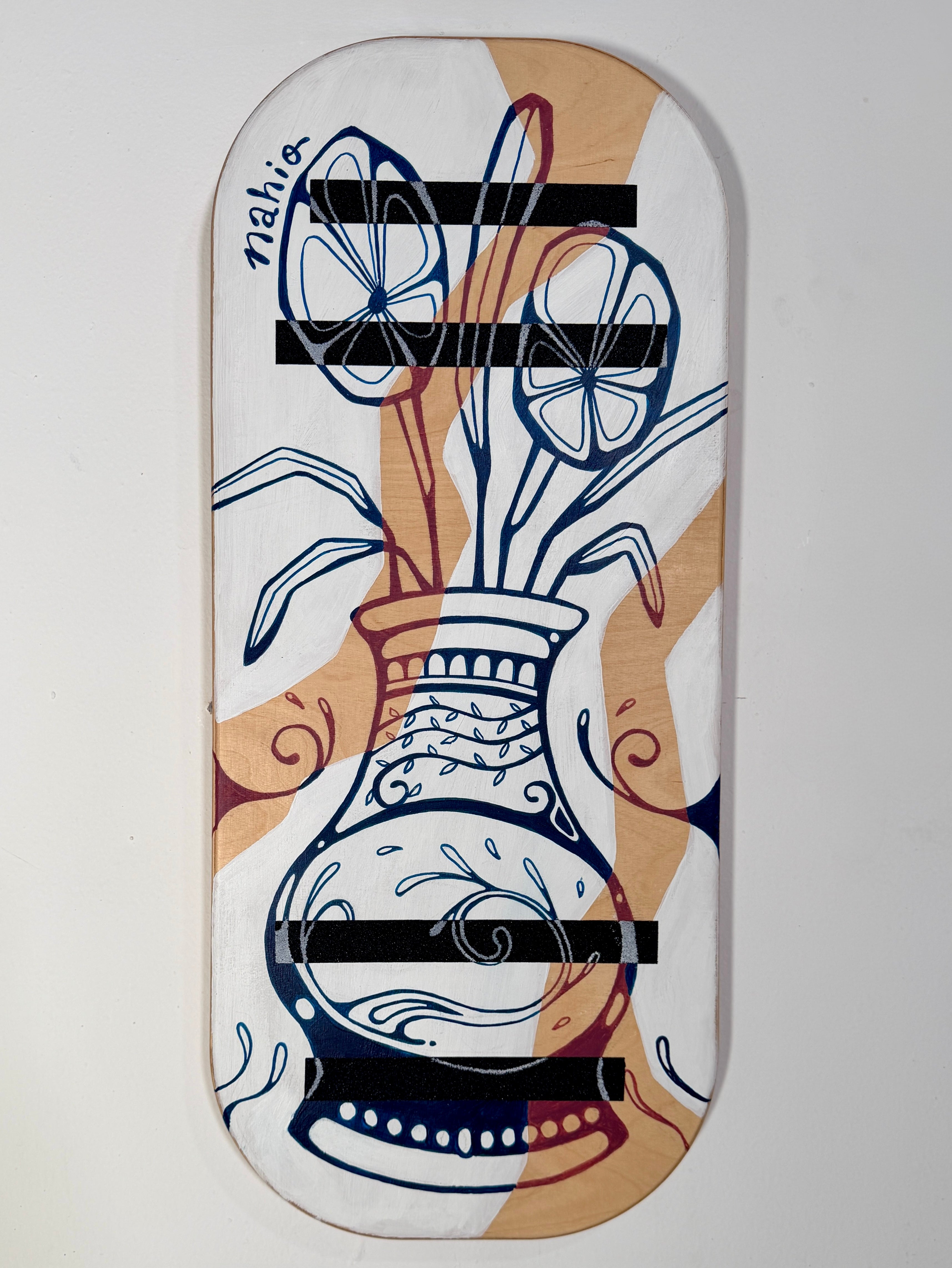 Edición de Autor por Nahia: balance board artesanal con diseño floral de estilo lineal en azul cobalto, detalles de formas orgánicas y bandas antideslizantes negras integradas en el diseño.