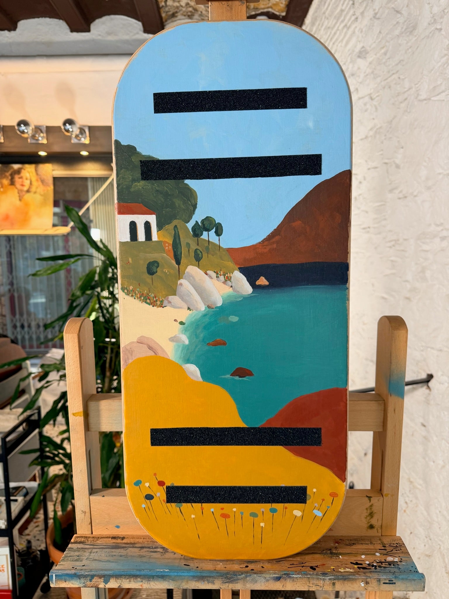 Artista Mena Marcona posando con la tabla de equilibrio Balance Surfers terminada con su diseño exclusivo 'Costa Brava