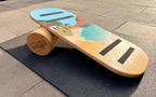 Vista lateral de la tabla de equilibrio de madera Balance Surfers edición 'Costa Brava' sobre esterilla de entrenamiento