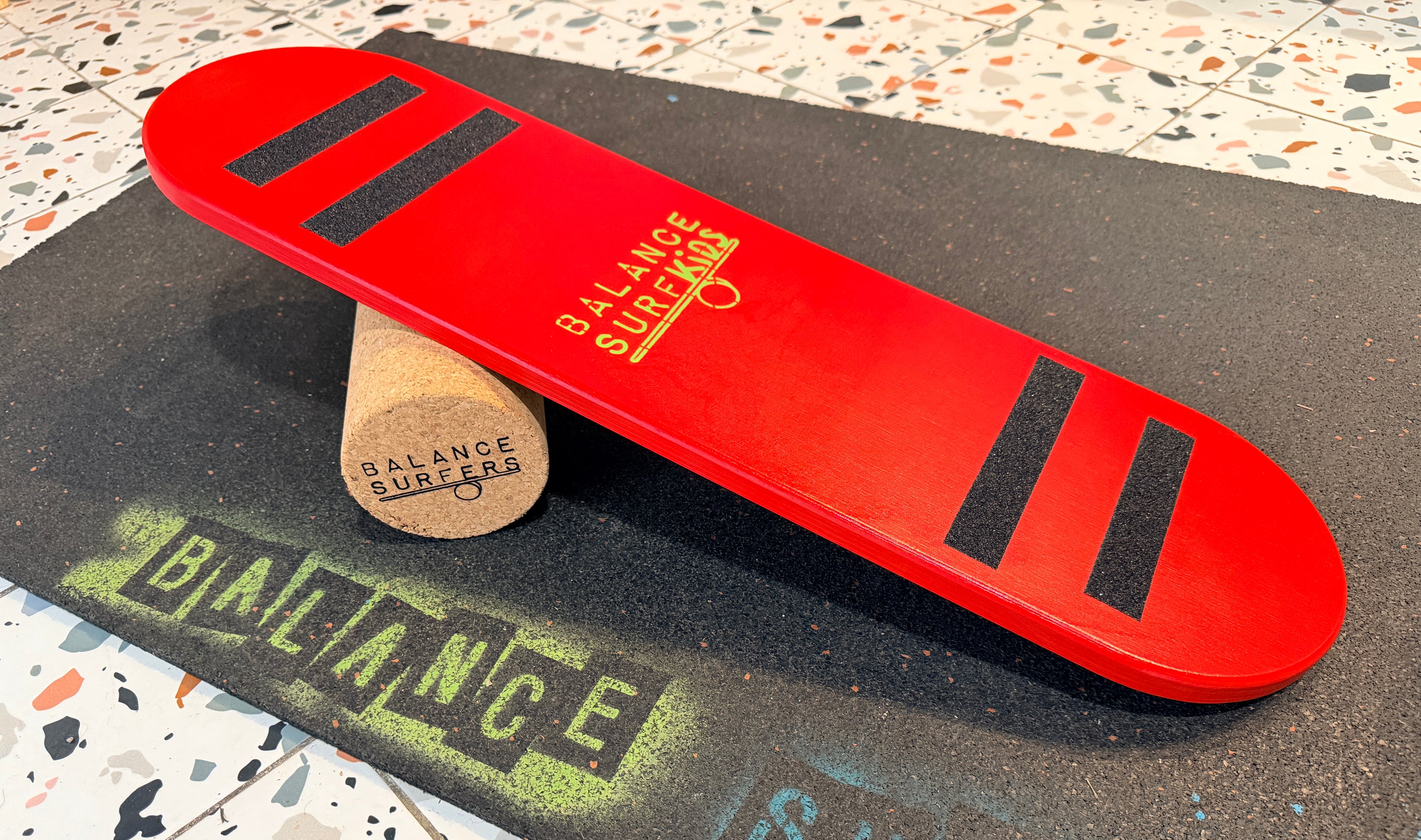 Tabla de equilibrio infantil Surfkids - Madera Artesanal Naranja sobre tapete de caucho reciclado