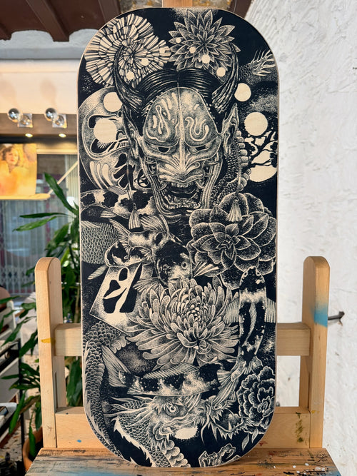 Obra original de Teixi Art sobre balance board: ilustración detallada en negro de inspiración oriental con máscara tradicional japonesa y elementos de la naturaleza sobre base de madera premium