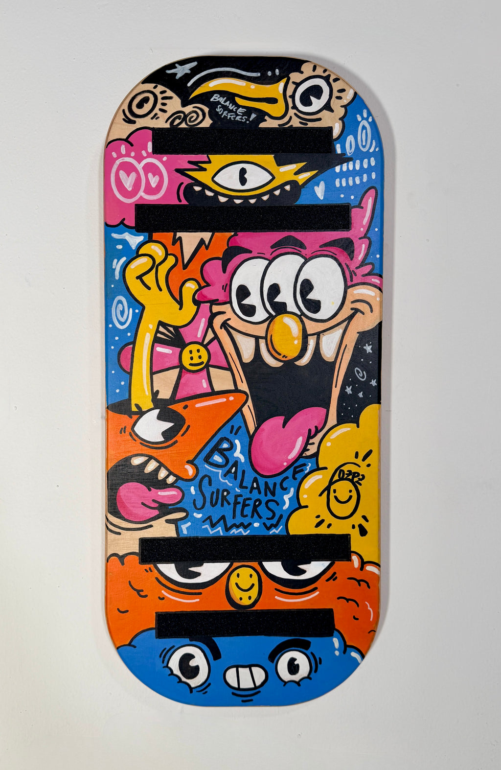Tabla Balance Surfers Edición de Autor por Gozpz; pieza única de madera pintada a mano con diseño artístico exclusivo