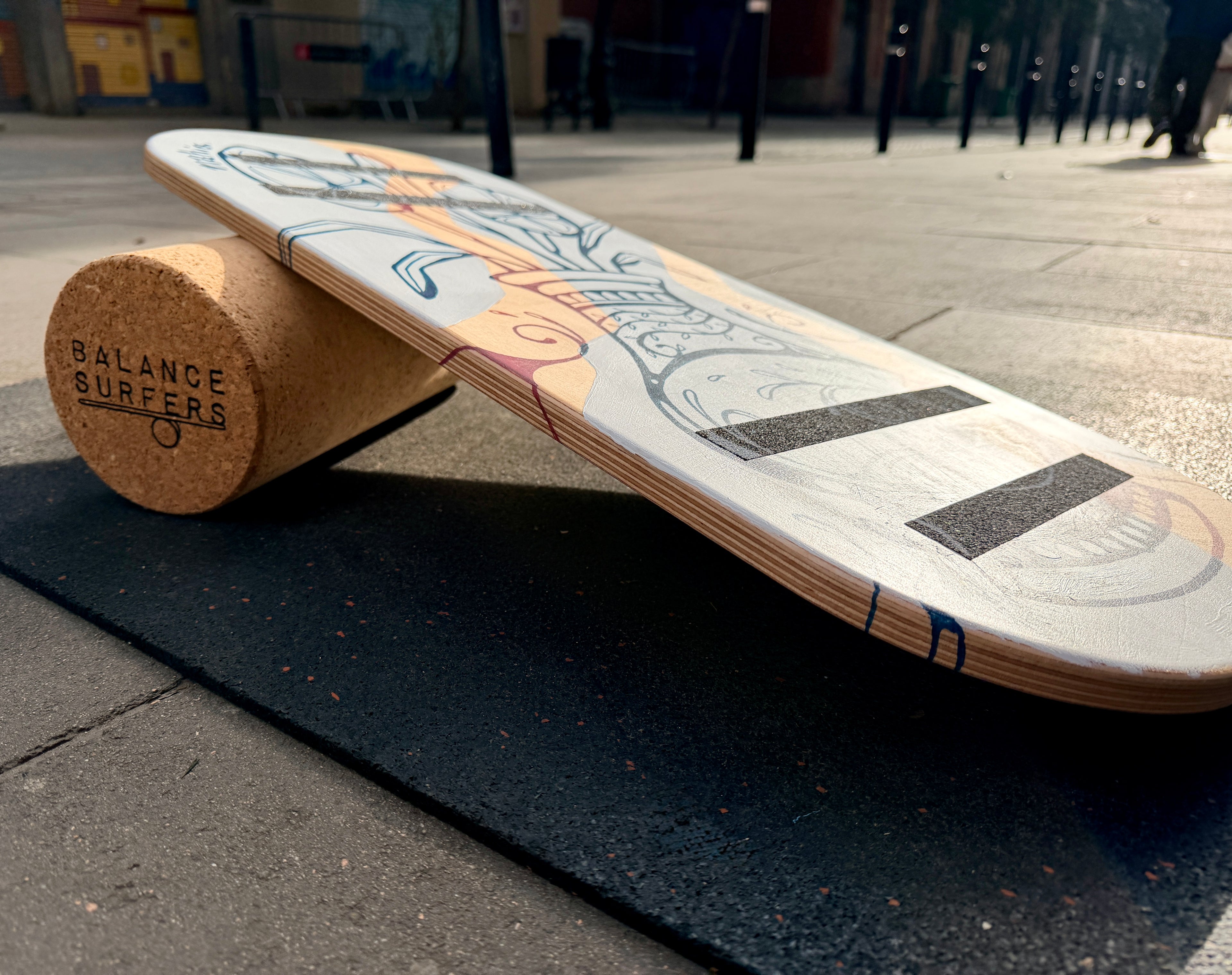 Tabla Balance Surfers decorada por Nahia; jarrón con flores en azul y blanco, pieza única de madera pintada a mano.