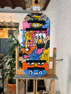 Tabla de equilibrio Balance Surfers de edición especial pintada por el artista Gozpz, con un diseño de estilo street art y personajes contemporáneos sobre madera de abedul artesanal