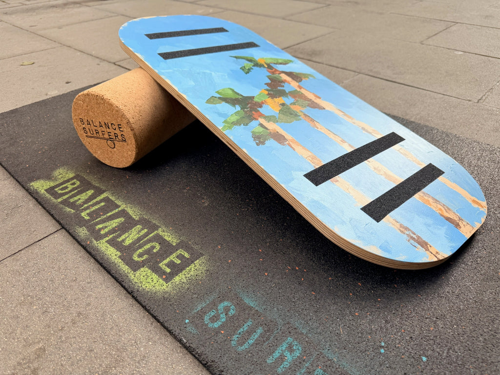 Tabla de equilibrio Balance Surfers de madera hecha a mano en taller de Barcelona. handmade artistic balance board
