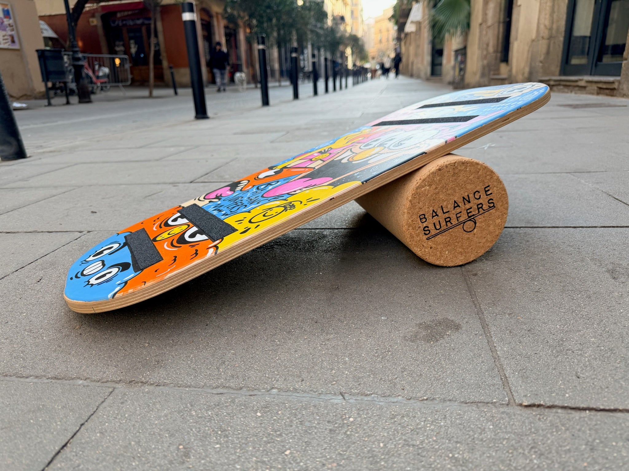 Obra original de Gozpz sobre balance board: ilustración detallada con trazos de graffiti y colores vibrantes, fusionando el arte urbano con el entrenamiento de equilibrio funcional
