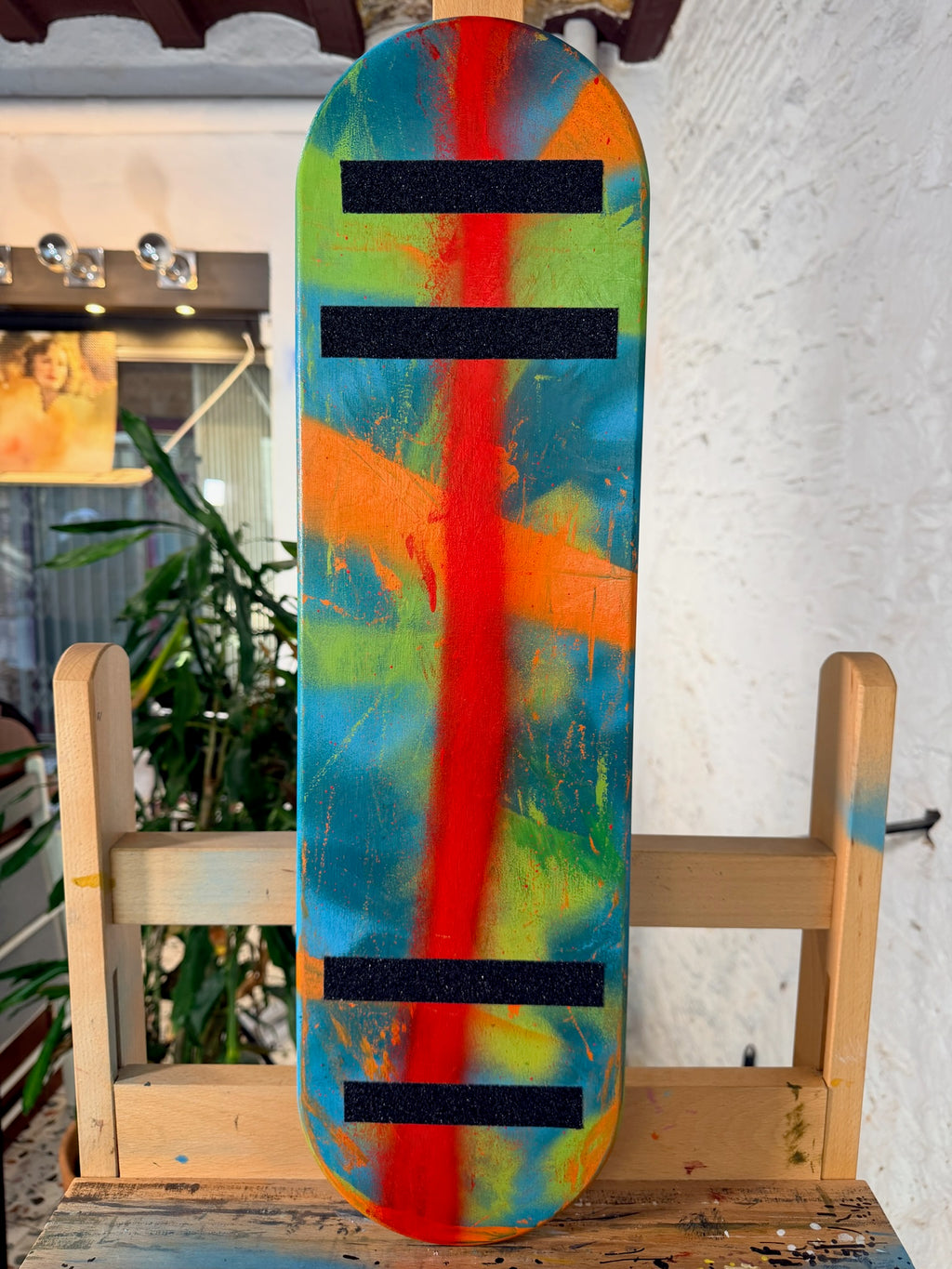 Tabla de equilibrio para niños edición Street Art con diseño multicolor pintado a mano, medidas adaptadas de 68x18 cm y topes de seguridad para un aprendizaje seguro.