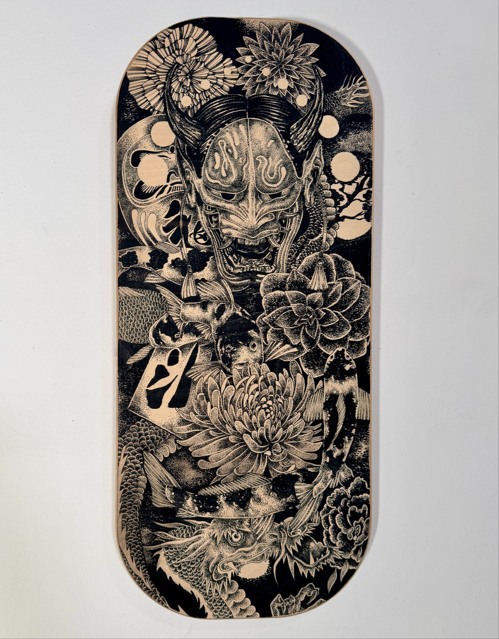 Tabla de equilibrio artesanal Balance Surfers pintada a mano por Nil Teixidó (Teixi Art) con un intrincado diseño de estilo japonés que incluye una máscara Hannya, carpas koi, dragones y motivos florales en tinta negra sobre madera de abedul natural.