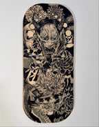 Tabla de equilibrio artesanal Balance Surfers pintada a mano por Nil Teixidó (Teixi Art) con un intrincado diseño de estilo japonés que incluye una máscara Hannya, carpas koi, dragones y motivos florales en tinta negra sobre madera de abedul natural.