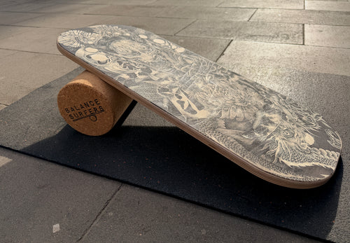 Tabla de equilibrio artesanal Balance Surfers pintada a mano por Nil Teixidó (Teixi Art) con un intrincado diseño de estilo japonés que incluye una máscara Hannya, carpas koi, dragones y motivos florales en tinta negra sobre madera de abedul natural.