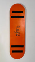Tabla de equilibrio infantil Balance SurfKids color naranja brillante con bandas antideslizantes negras y logo central, fabricada artesanalmente en madera de abedul.