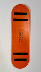 Tabla de equilibrio infantil Balance SurfKids color naranja brillante con bandas antideslizantes negras y logo central, fabricada artesanalmente en madera de abedul.