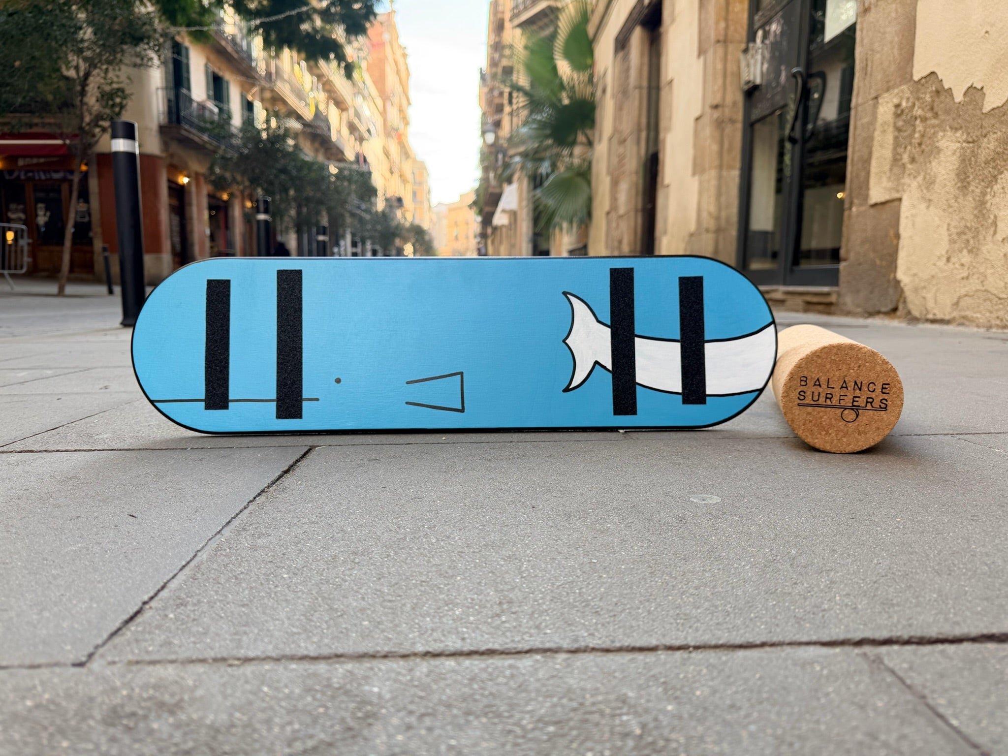 Tabla de equilibrio para niños con medidas adaptadas de 68x18cm con dibujo de ballena sobre rodillo de corcho natural de 9cm de diámetro