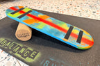 Tabla de equilibrio para niños edición Street Art con diseño multicolor pintado a mano, medidas adaptadas de 68x18 cm y topes de seguridad para un aprendizaje seguro.
