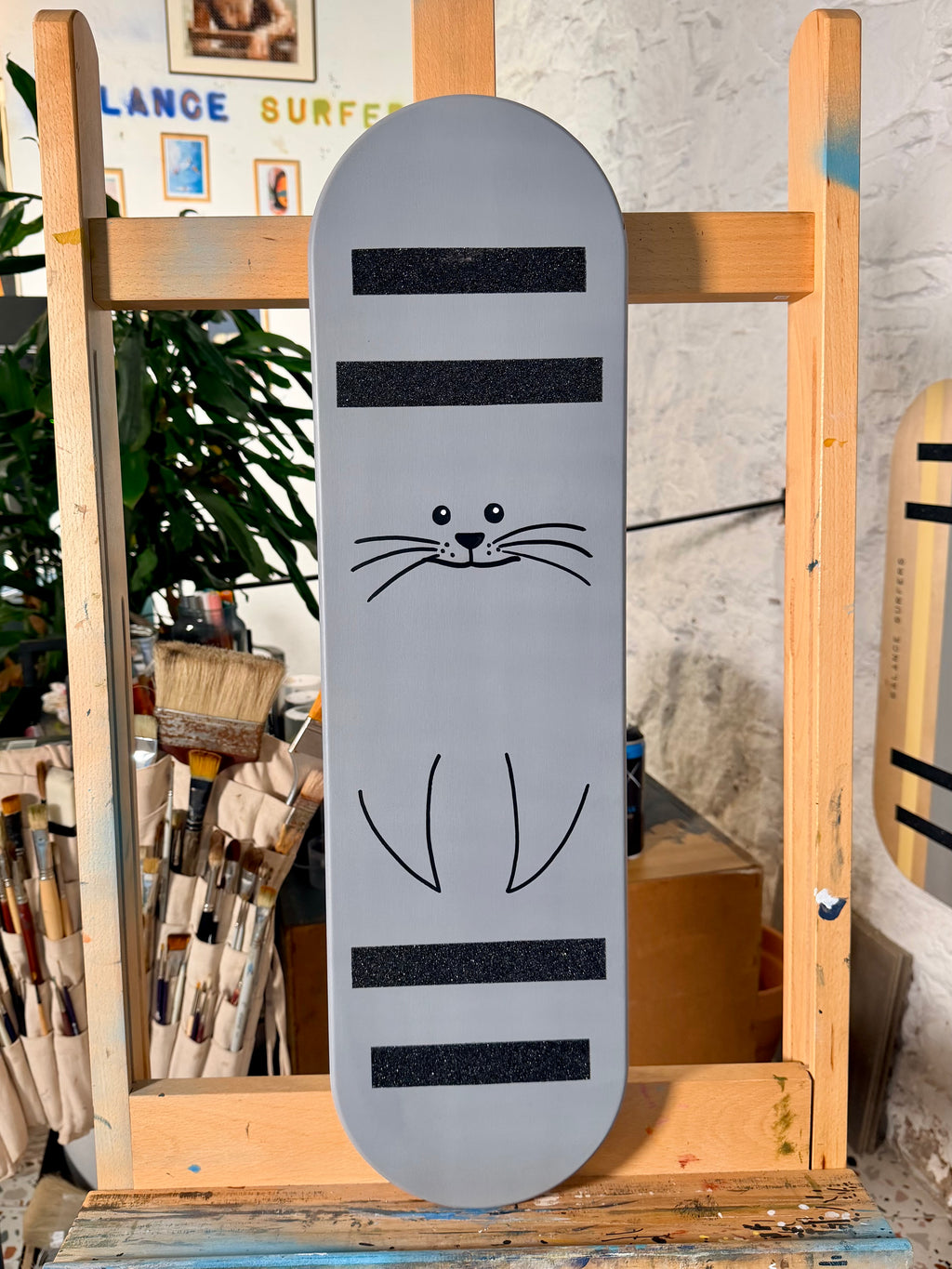 Tabla Balance SurfKids Edición Foca Gris; madera de abedul pintada a mano para niños con bandas de seguridad