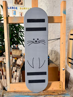 Tabla Balance SurfKids Edición Foca Gris; madera de abedul pintada a mano para niños con bandas de seguridad