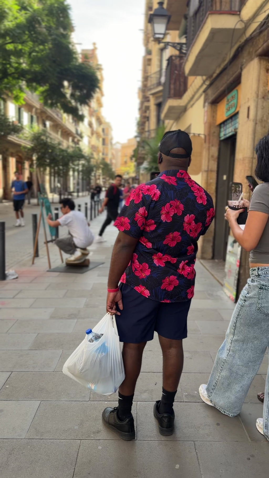 Armando Álvarez pintando una balance board mientras hace equilibrio sobre otra balance board