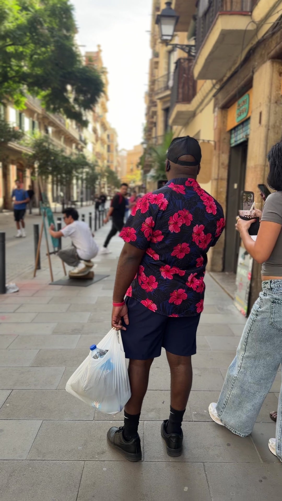 Armando Álvarez pintando una balance board mientras hace equilibrio sobre otra balance board